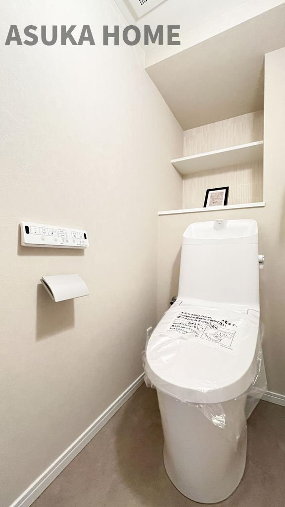 グランガーデン東戸塚のトイレ|温水洗浄便座の最新トイレ設備です♪トイレ上部にはあると便利な吊戸棚を設置♪