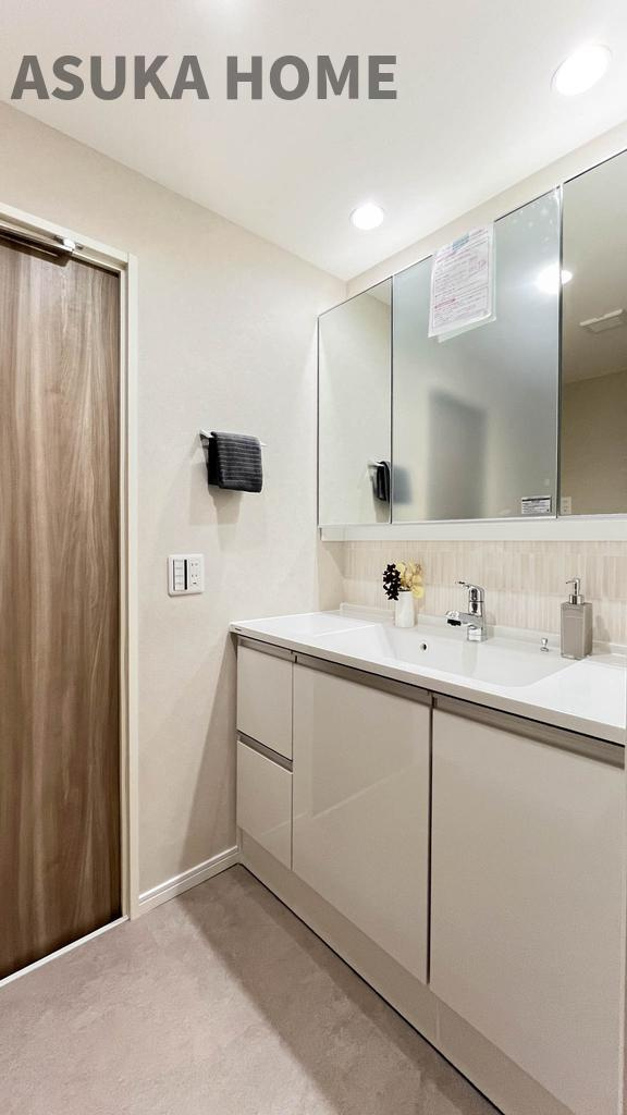 グランガーデン東戸塚の独立洗面台|一日の始まりの朝、歯磨きをしたりメイクや髪をセットしたり・・・使いやすさが考えられた3面鏡です♪シャワー付水栓で洗面台でのシャンプーや毎日の掃除に大変便利ですね♪