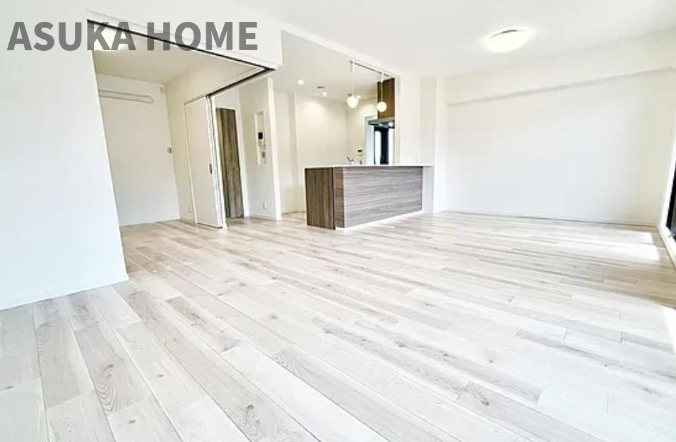 グランガーデン東戸塚の居間・リビング|18.2帖のLDKと隣接した洋室。
洋室は、リビングとキッチンからも目が届く場所なので、お子様の遊び部屋・お昼寝スペースとして活用できます♪