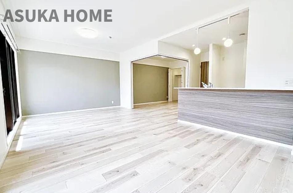 グランガーデン東戸塚の居間・リビング|来客の際には、LDKと洋室の間の扉を開けることで、開放感あふれる空間に♪