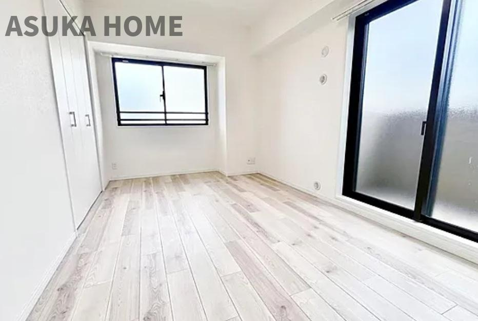 グランガーデン東戸塚の洋室|広い7帖のマスターベッドルームは居心地◎大きな窓からたっぷりの日差しが降り注ぐ明るい室内です。ウォークインクローゼットがあるので衣類だけでなく、箱物や思い出の品もたっぷり収納できます♪