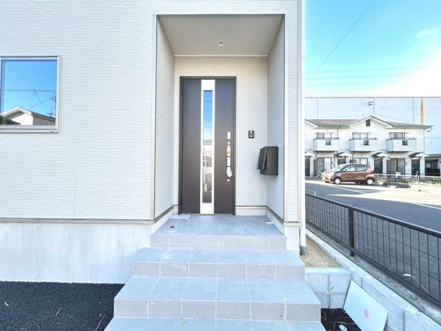 クワイエ　一宮市篭屋5丁目第3　全2区画分譲の玄関|玄関ドアの取手ハンドル部分にセンサーがついて、カードタイプ・シールタイプのキーで施錠が可能で便利です。
お買い物の荷物で手が塞がっていても、楽々開錠できます。毎日の外出前の時間も短縮されて快適です！