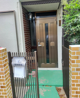 【玄関】 | 尼崎市南武庫之荘８丁目中古戸建 | 玄関前には門扉がございます♪