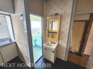 【独立洗面台】 | 尼崎市南武庫之荘８丁目中古戸建 | 浴室の手前には洗面化粧台がございます♪