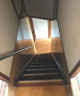 【内装】 | 尼崎市南武庫之荘８丁目中古戸建 | 階段は手すり付きです♪昇り降りも安心・安全です！