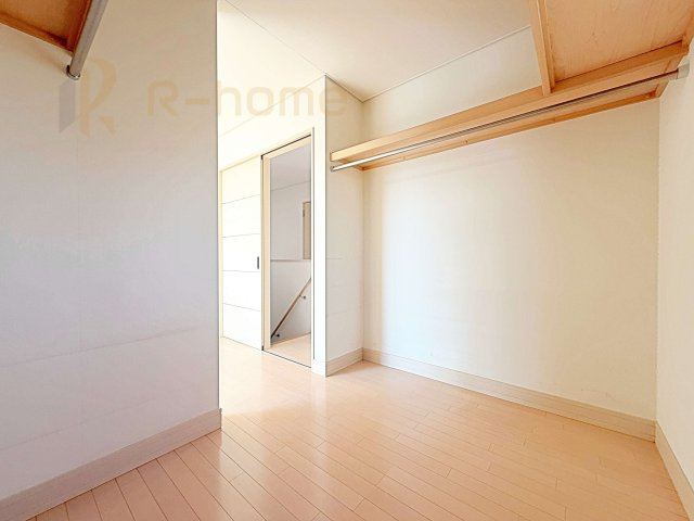 常総市内守谷町きぬの里　中古戸建の収納|人気のウォークインクローゼット！
アウター類はもちろん、季節ものや寝具も収納できます！