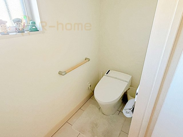 常総市内守谷町きぬの里　中古戸建のトイレ|タンクレストイレ♪
温水洗浄便座付きです。