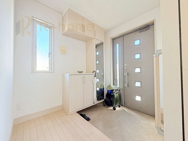 常総市内守谷町きぬの里　中古戸建の玄関|大きなシューズボックスがついているので
片付いた玄関をキープできます♪