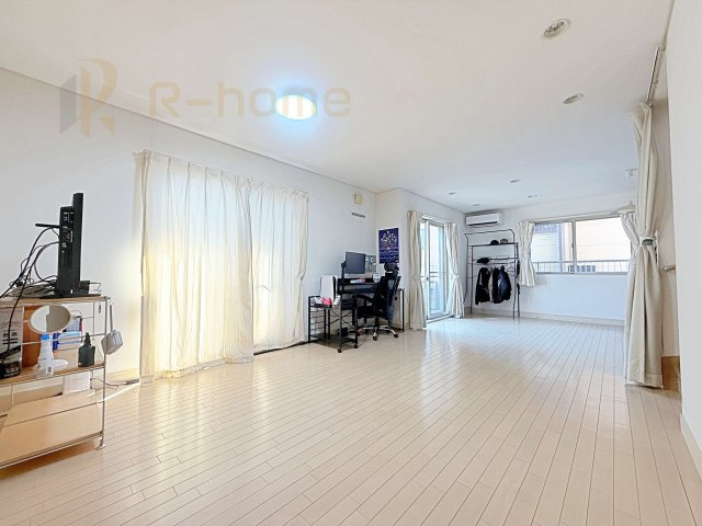 常総市内守谷町きぬの里　中古戸建の居間・リビング|広々としたLDK♪充分な広さがあり、ご家族でインテリアのレイアウトを考えるのも楽しみですね！