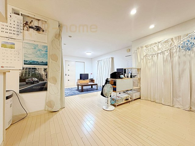 常総市内守谷町きぬの里　中古戸建の居間・リビング|広くて明るいＬＤＫ♪ ゆったりくつろげるリビングスペースで、ご家族皆様の笑顔が溢れます。