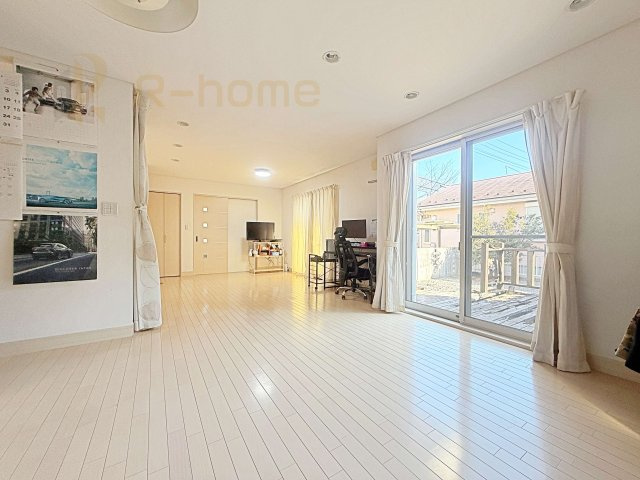 常総市内守谷町きぬの里　中古戸建の居間・リビング|広くて明るいＬＤＫ♪ ゆったりくつろげるリビングスペースで、ご家族皆様の笑顔が溢れます。