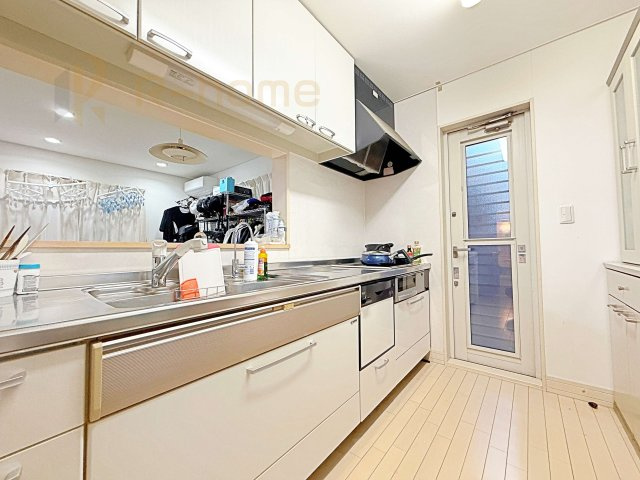 常総市内守谷町きぬの里　中古戸建のキッチン|料理をしながら家族とコミュニケーションが取れる対面式システムキッチン。
