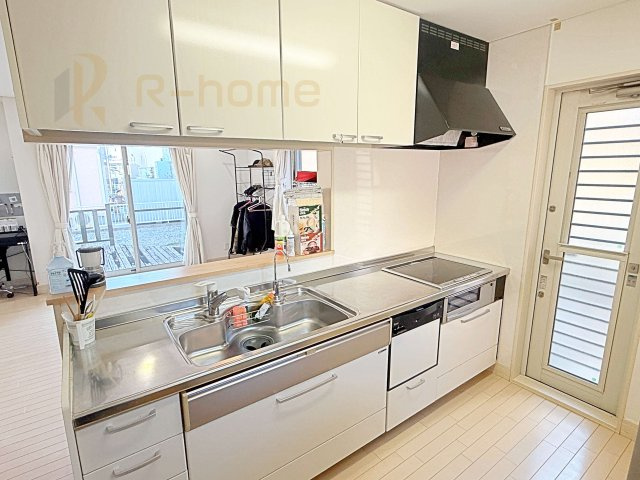 常総市内守谷町きぬの里　中古戸建のキッチン|料理をしながら家族とコミュニケーションが取れる対面式システムキッチン。
