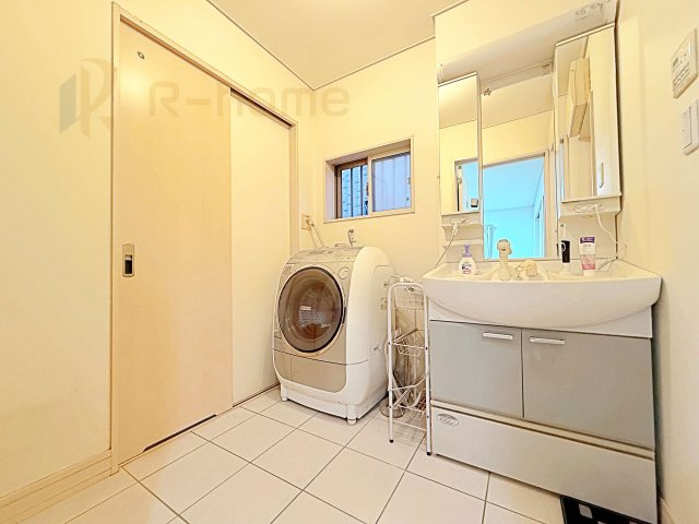 常総市内守谷町きぬの里　中古戸建の洗面所|清潔感溢れる洗面台は嬉しい三面鏡付き。洗剤や歯ブラシなどもすっきり収納できます♪