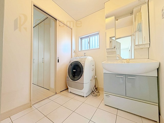 常総市内守谷町きぬの里　中古戸建の洗面所|清潔感溢れる洗面台は嬉しい三面鏡付き。洗剤や歯ブラシなどもすっきり収納できます♪