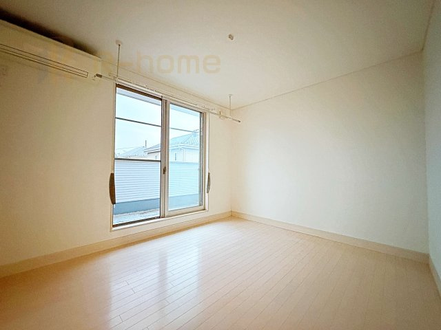 常総市内守谷町きぬの里　中古戸建の洋室|便利な室内物干し用完備！