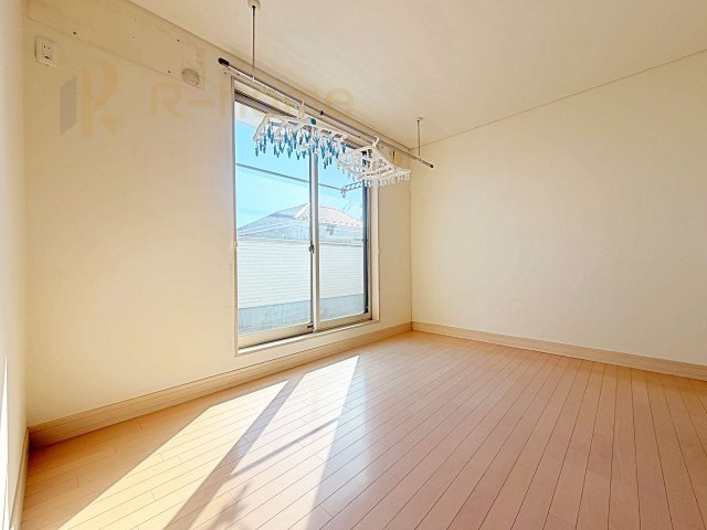 常総市内守谷町きぬの里　中古戸建の洋室|便利な室内物干し用完備！