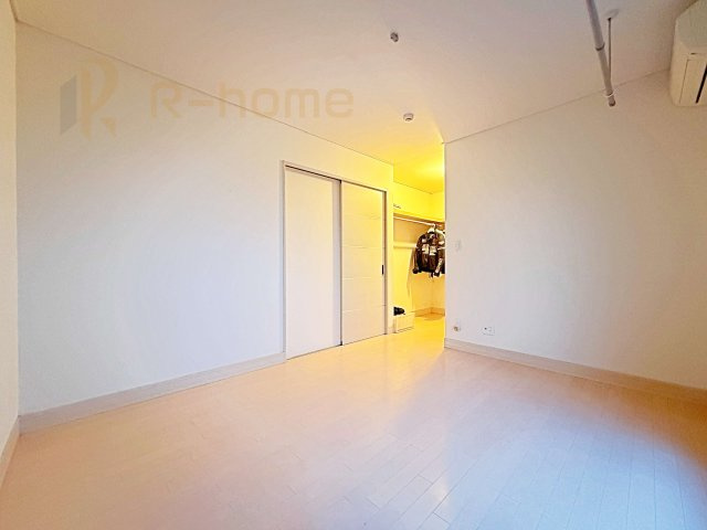 常総市内守谷町きぬの里　中古戸建の寝室|収納便利なウォークインクローゼット付きの洋室♪
明るく風通しの良いお部屋です♪
