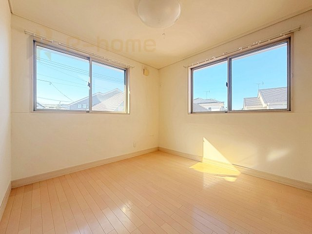 常総市内守谷町きぬの里　中古戸建の洋室|どんな部屋家具も合わせやすいシンプルな洋室！
たっぷりの日差しと心地よい風が舞い込む住まい♪