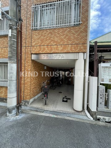 フラットプラムのエントランス|建物の内部です