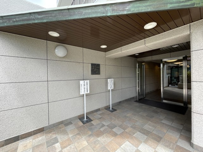 【エントランス】 | 緑地東ロイヤルマンション | 現在ご返済中のカーローン・カードローン・教育ローンなどを住宅ローンに一本化したり、家具家電購入費用・引越し費用を住宅ローンと組み合わせるなど、お客さまにメリットの多い住宅ローンのご提案が可能です。