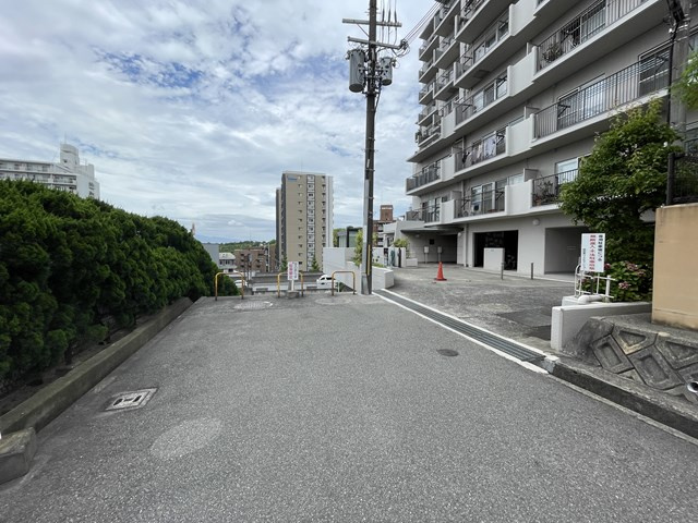 【周辺】 | 緑地東ロイヤルマンション | 現在ご返済中のカーローン・カードローン・教育ローンなどを住宅ローンに一本化したり、家具家電購入費用・引越し費用を住宅ローンと組み合わせるなど、お客さまにメリットの多い住宅ローンのご提案が可能です。