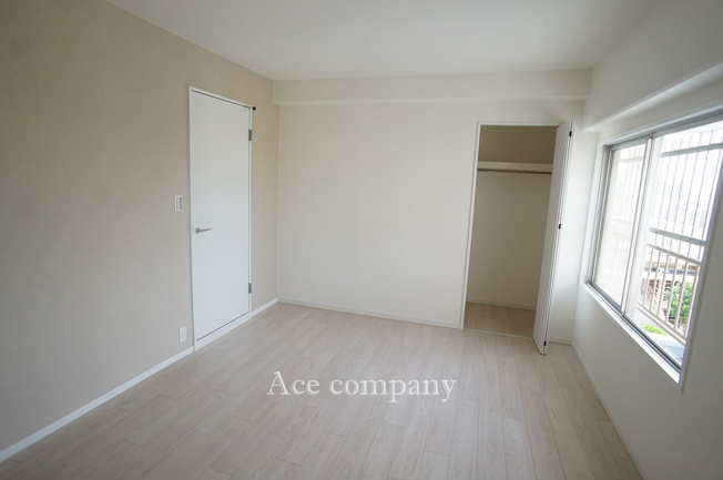 【寝室】 | ハンリョウ八尾ハイツ | 【東側：洋室7帖】クローゼット完備です♪