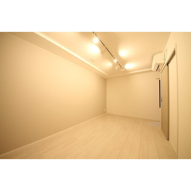 グローリオシェルト神宮前の内装|明るい室内です