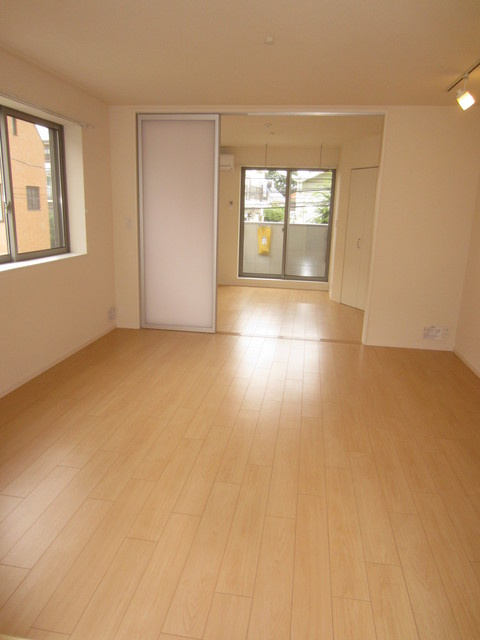 ＣＲＥＡ砧の居間・リビング|★角部屋2面採光で明るいお部屋です★