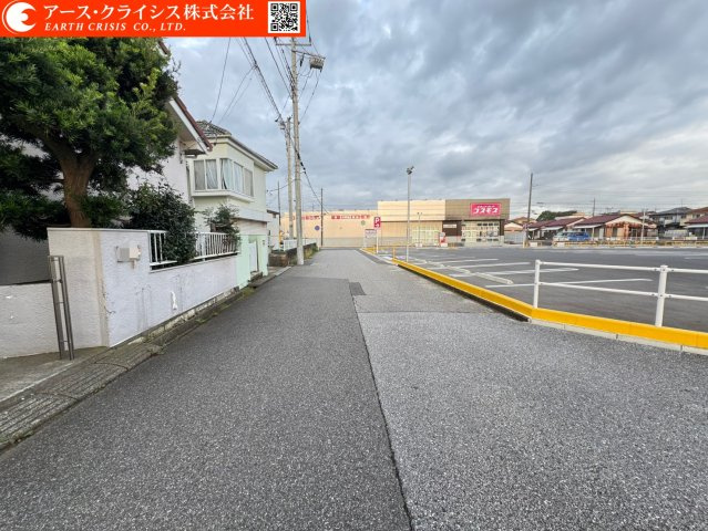 【前面道路含む現地写真】 | 松戸市六高台16期 | お気に入りのハウスメーカーや工務店で建築可能。デザインも間取も自由に決められるので、「自分たちらしい暮らし」を実現できます。日常に便利さと穏やかさを兼ね備えてた、立地はいかがでしょうか。