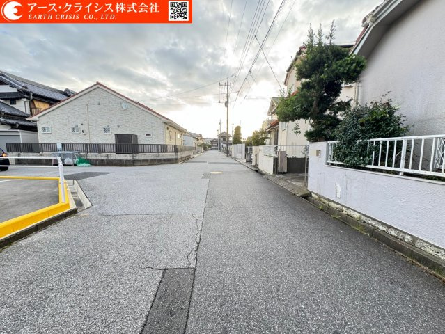【前面道路含む現地写真】 | 松戸市六高台16期 | 新しい家が増えても、空の広さはそのまま。春には桜、夏には青空、秋にはやわらかな光。季節ごとに表情を変える街で、長く暮らせる安心を。