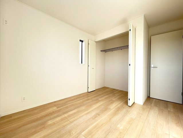 クワイエ　一宮市篭屋5丁目第3　全2区画分譲の洋室|建具やクロスなどをトータルデザインでコーディネートしており、室内に落ち着きと安らぎを与えてくれます。
全居室収納付き！寝室やお子様のお部屋がスッキリ片付きます。