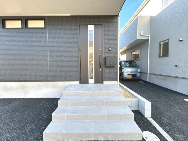 クワイエ　一宮市篭屋5丁目第3　全2区画分譲の玄関|玄関ドアの取手ハンドル部分にセンサーがついて、カードタイプ・シールタイプのキーで施錠が可能で便利です。
お買い物の荷物で手が塞がっていても、楽々開錠できます。毎日の外出前の時間も短縮されて快適です！