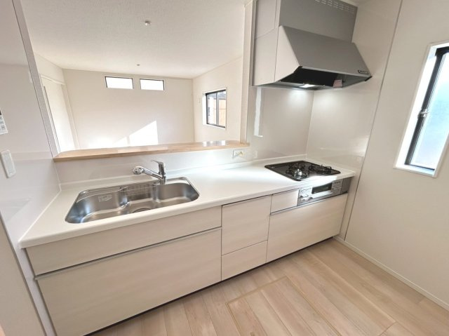 クワイエ　一宮市篭屋5丁目第3　全2区画分譲のキッチン|お手入れがラクなステンレスをワークスペース部分トップに使用した、機能的で美しいシステムキッチンです。
浄水器組込み水栓でシンクまわりがスッキリ広々お使いいただけます。フラットな造りでお掃除も楽々です。