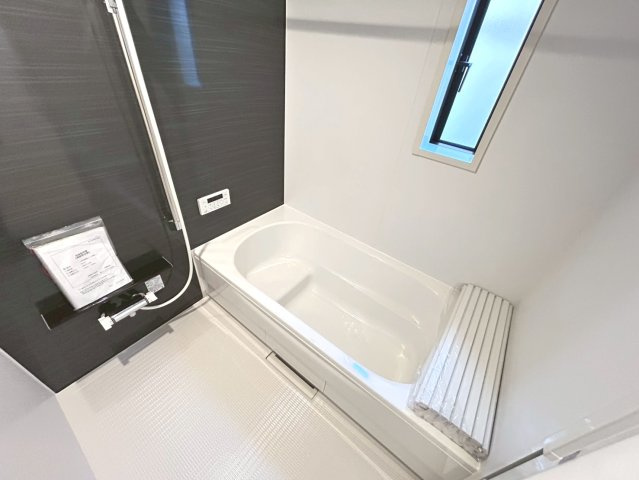 クワイエ　一宮市篭屋5丁目第3　全2区画分譲の浴室|保温浴槽使用で４時間たっても浴槽の湯温低下はわずか約2.5度の省エネ仕様です。【暖房換気乾燥機】付き！
サイドブロー機能を備えた省エネ衣類乾燥機です。窓付きの明るく清潔な空間でゆったりバスタイムを！