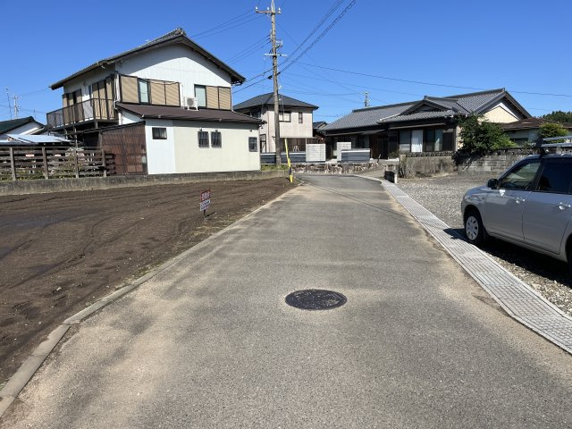 津市芸濃町椋本 売土地の前面道路含む現地写真