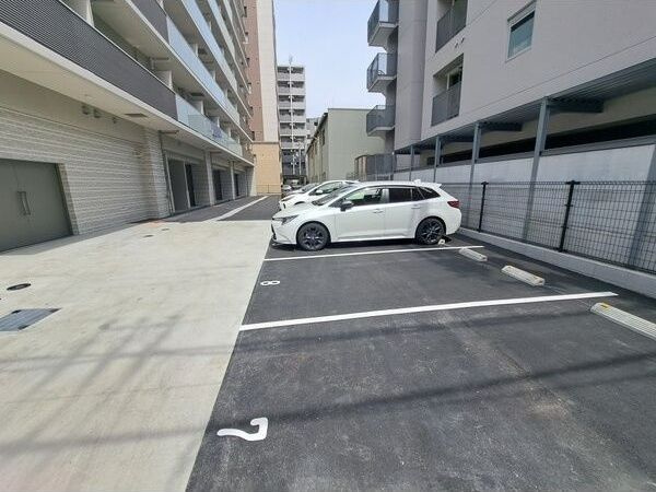 スプランディッド江坂IIIの駐車場