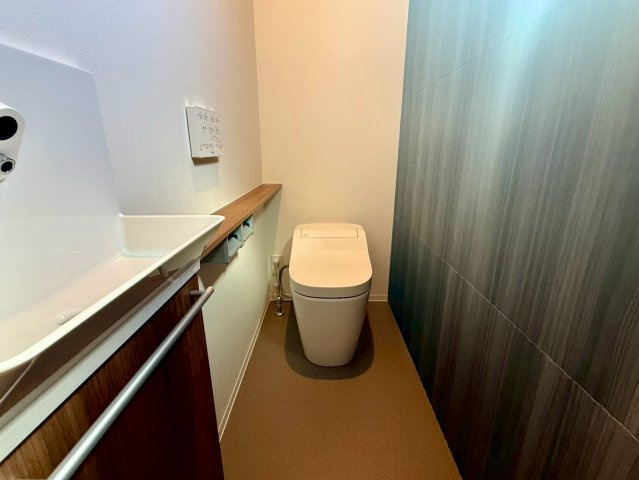 高知市一ツ橋町　新築一戸建てのトイレ|落ち着いた雰囲気で、ホテルのような空間を演出します。