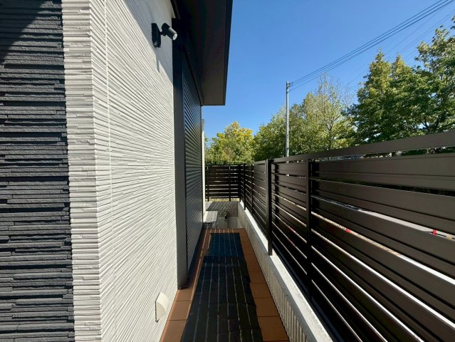 高知市一ツ橋町　新築一戸建てのその他|フェンス付きでプライバシーをしっかり確保