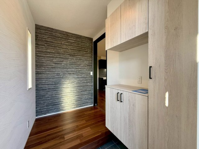 高知市一ツ橋町　新築一戸建ての玄関|来客時にも上品な印象を与える、洗練された玄関空間です。