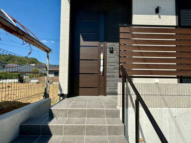 高知市一ツ橋町　新築一戸建ての玄関|落ち着いたトーンで統一され、外観全体に高級感をプラス。