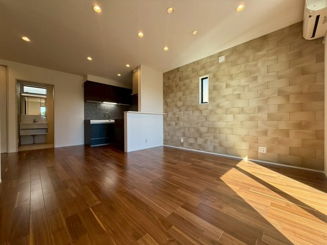 高知市一ツ橋町　新築一戸建ての居間・リビング|おしゃれな壁デザインが、ホテルライクな雰囲気を演出します。