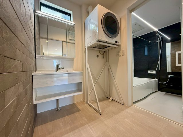 高知市一ツ橋町　新築一戸建ての独立洗面台|ガス乾燥機でスピーディに乾くので、共働きや子育て家庭にも便利。
