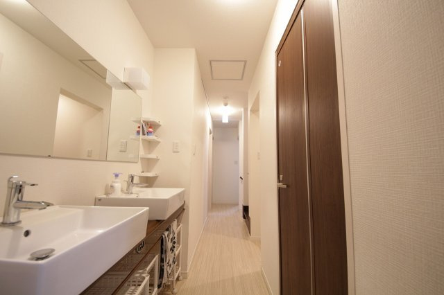 ぬこハウス大倉山の洗面所|清潔感のある洗面台と大きな鏡は朝の準備もはかどりそうですね。