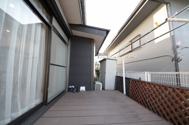 ぬこハウス大倉山のバルコニー|リビングルームから共有バルコニーへでることができます。洗濯物もはかどりそうですね。