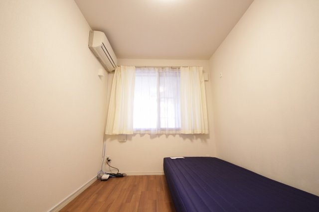 ぬこハウス大倉山の洋室|個室００１号室：ベッド、マットレス、エアコン、カーテンを完備。