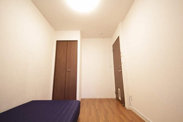 ぬこハウス大倉山の洋室|個室００１号室：ベッド、マットレス、エアコン、カーテンを完備。