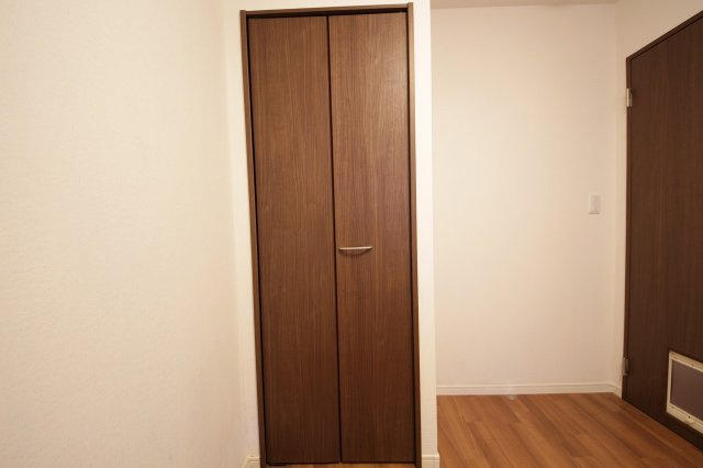 ぬこハウス大倉山の洋室|個室００１号室：ベッド、マットレス、エアコン、カーテンを完備。