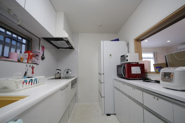 ぬこハウス大倉山のキッチン|広々としたシステムキッチン。３口のIHコンロ、広い調理台、大きなシンクと料理づくりも楽しくなります。