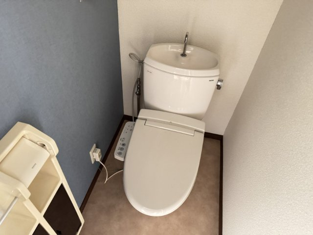 ビューラMのトイレ|※退去前のため、別部屋の写真です。